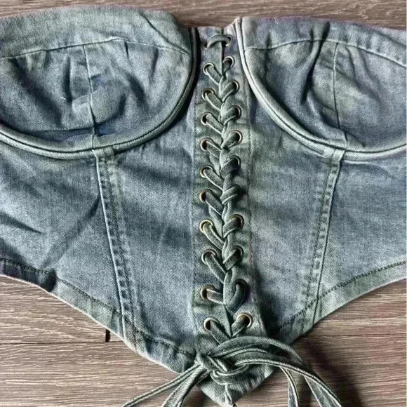 Fashion Nova Play It Your Way Denim corset Top NWT Large
T10124FN - Picture 3 of 5